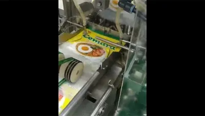 تعبئة زيت طعام في عبوات سعة 2 لتر