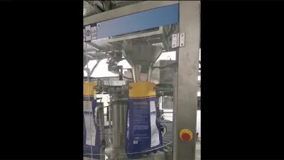 تعبئة مواد سائبة في أكياس بسعة 25 كجم